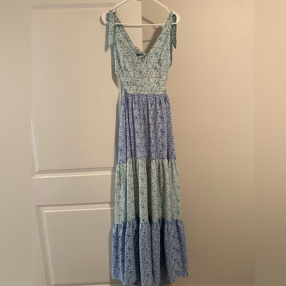GORGEOUS new women’s size medium boutique maxi dress - back is stunning